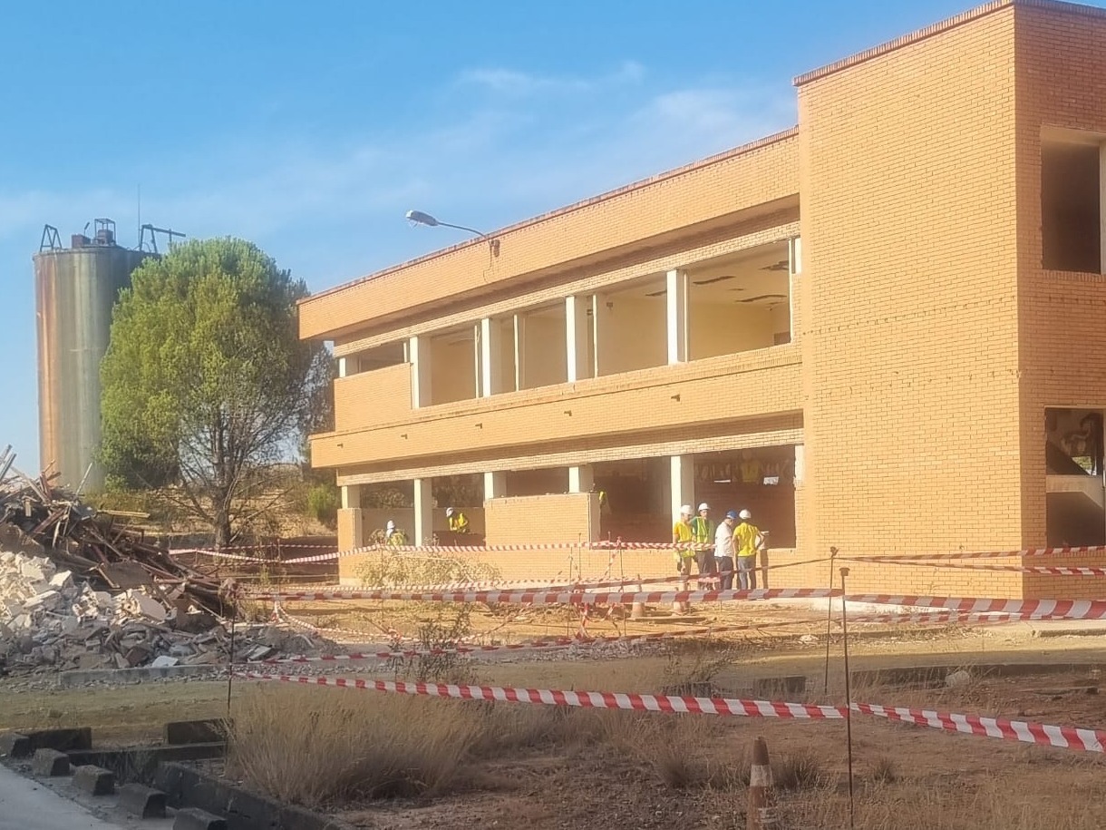 Alumnado del programa trabajando en la obra